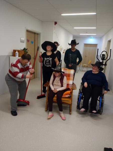 Zabavna noč čarovnic z metlami in smehom