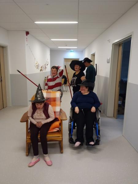 Zabavna noč čarovnic z metlami in smehom