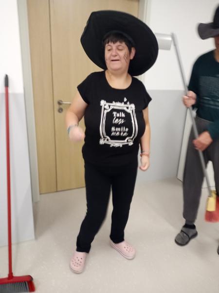 Zabavna noč čarovnic z metlami in smehom