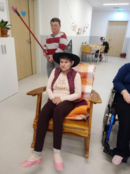 Zabavna noč čarovnic z metlami in smehom