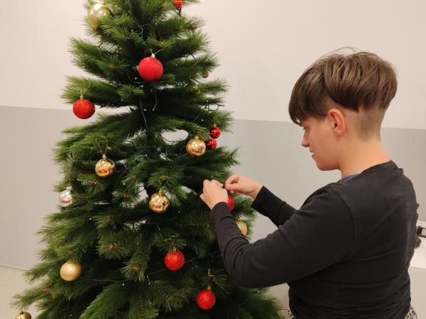 Postavljanje novoletne jelke 