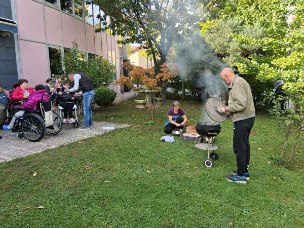 Kostanjev piknik v jesenskem soncu 