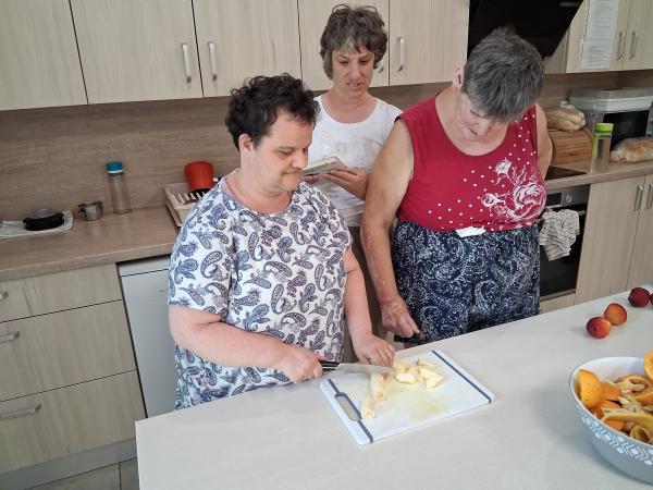 Petkovo razvajanje s sadnim smutijem 
