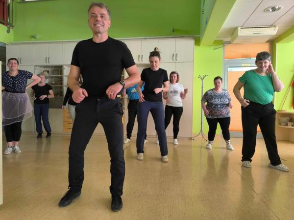 Salsa, smeh in gibanje – plesna ura, ki je navdušila