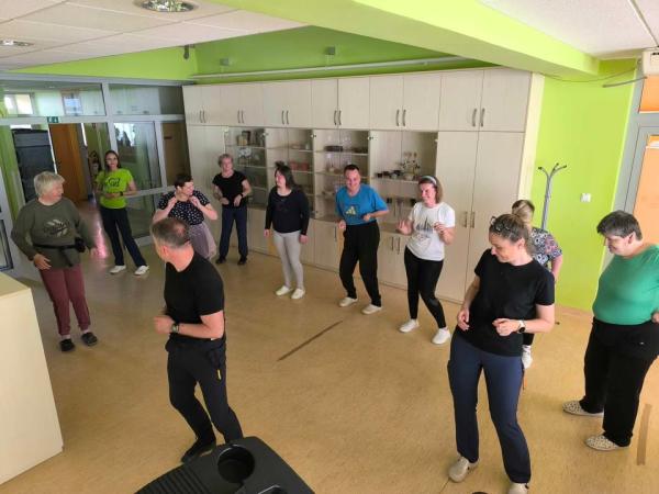 Salsa, smeh in gibanje – plesna ura, ki je navdušila