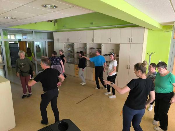 Salsa, smeh in gibanje – plesna ura, ki je navdušila