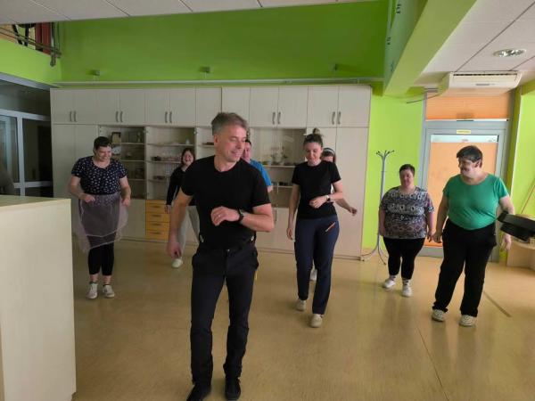 Salsa, smeh in gibanje – plesna ura, ki je navdušila