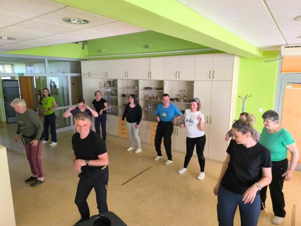 Salsa, smeh in gibanje – plesna ura, ki je navdušila
