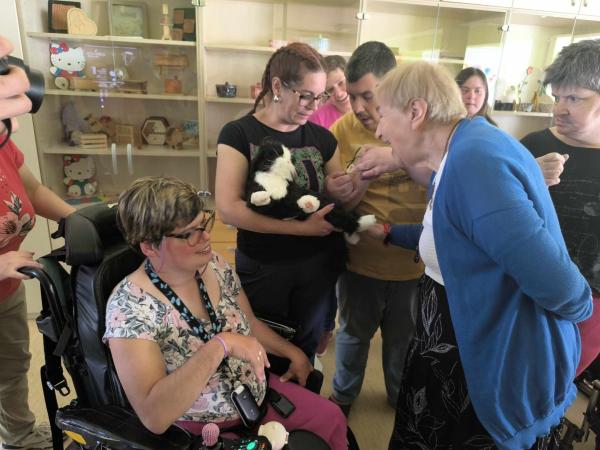 Robotska terapevtska mačka kot podpora uporabnikom