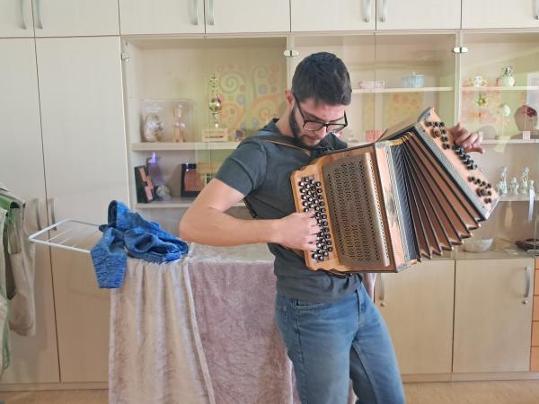 Pesem, ples in dobra volja v zadnjih dneh leta