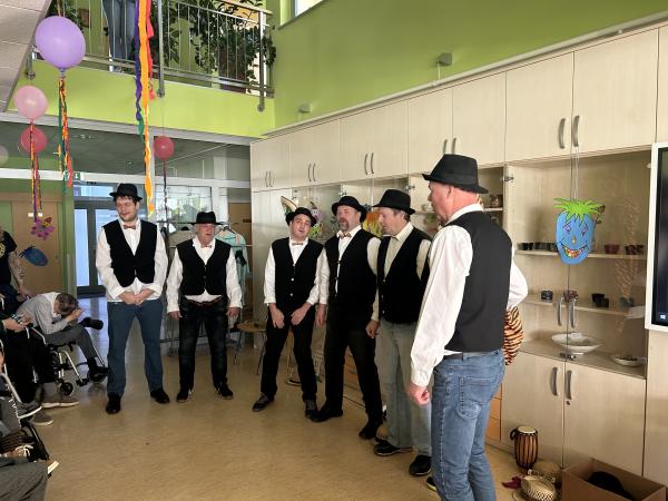 Pustne maske in veselo rajanje