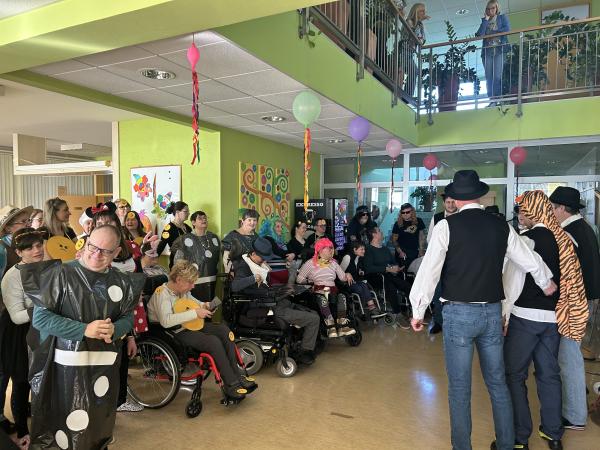 Pustne maske in veselo rajanje