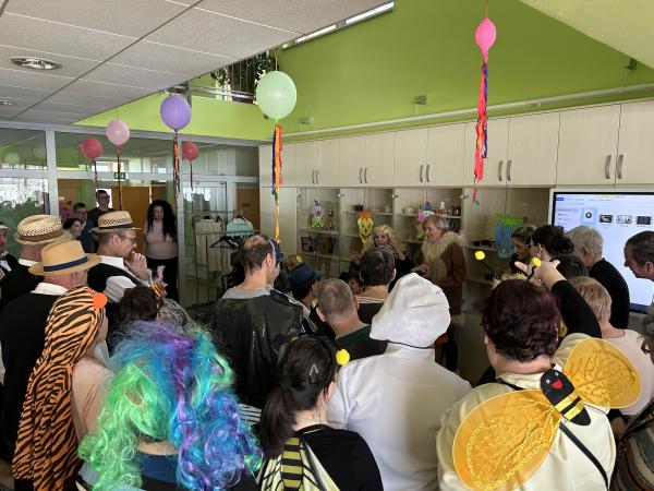 Pustne maske in veselo rajanje