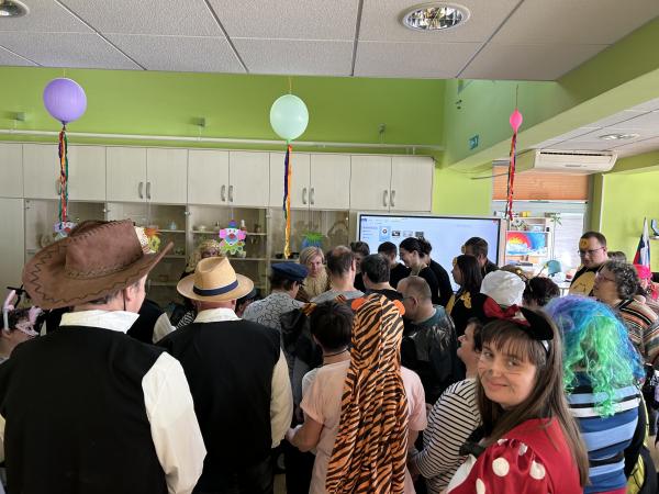 Pustne maske in veselo rajanje