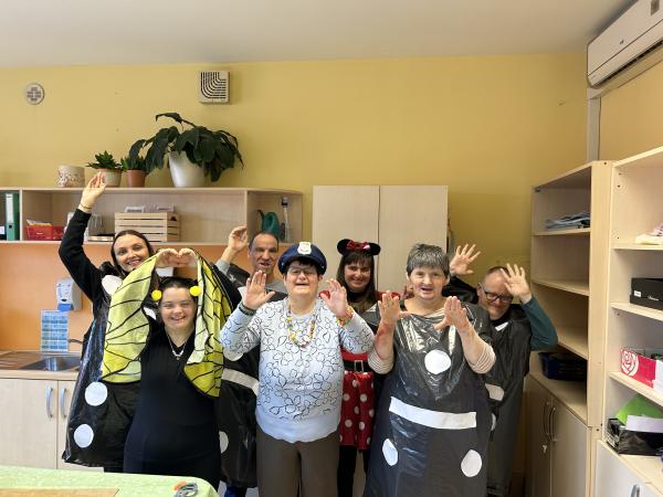 Pustne maske in veselo rajanje