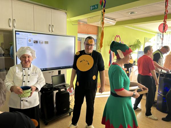 Pustne maske in veselo rajanje