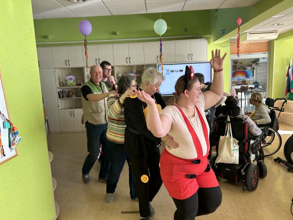 Pustne maske in veselo rajanje