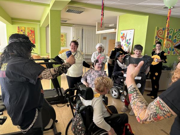 Pustne maske in veselo rajanje