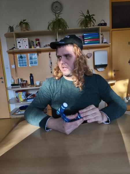 Pustne maske in veselo rajanje