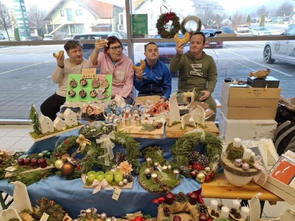 Življenje v enoti je praznično ustvarjalno! 