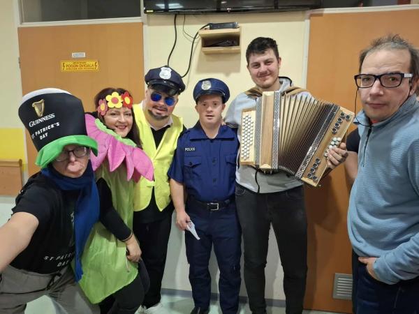 Pustne maske in nepozabno rajanje ob zvokih harmonike