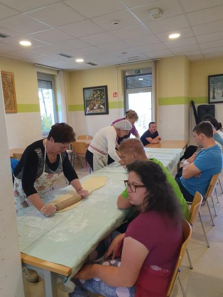 Dišalo je po sveže pečenih rogljičkih