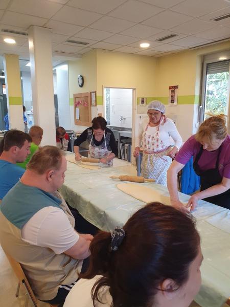 Dišalo je po sveže pečenih rogljičkih