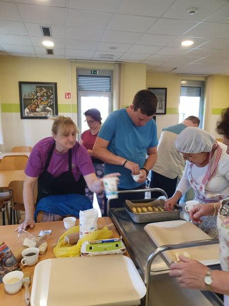 Dišalo je po sveže pečenih rogljičkih