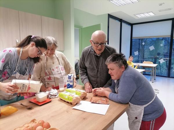 Peka sladkih dobrot je ena od popoldanskih aktivnosti v bivalnih enotah