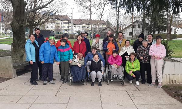 Stanovalci obeh enot se z veseljem srečujejo in uživajo v skupnem sprehodu