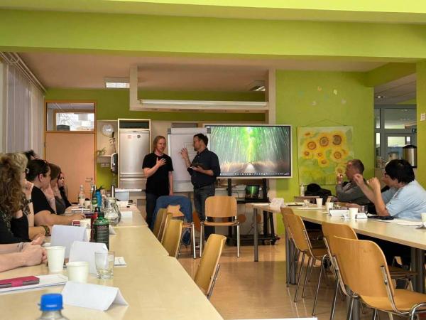 Izobraževanje zaposlenih prispeva h kakovostnemu in strokovnemu opravljanju dela.